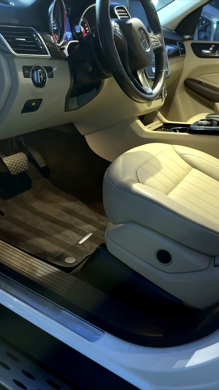 Spotless cream leather Mercedes interior after a deep interior detail